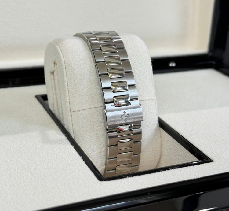 Patek Philippe Nautilus Stainless Steel Green Dial 2021