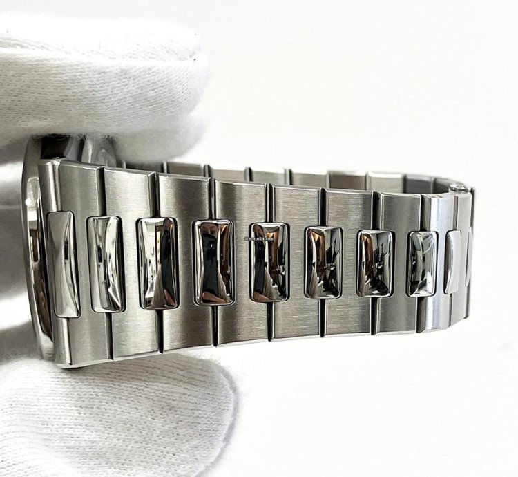 Patek Philippe Nautilus Steel Blue Dial 5712 1a-001 Full Set Watch 2008