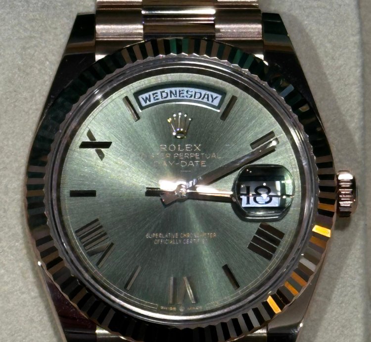Rolex Day-date 40 Unworn 2024 Rose Gold Olive Green Roman Dial 228235