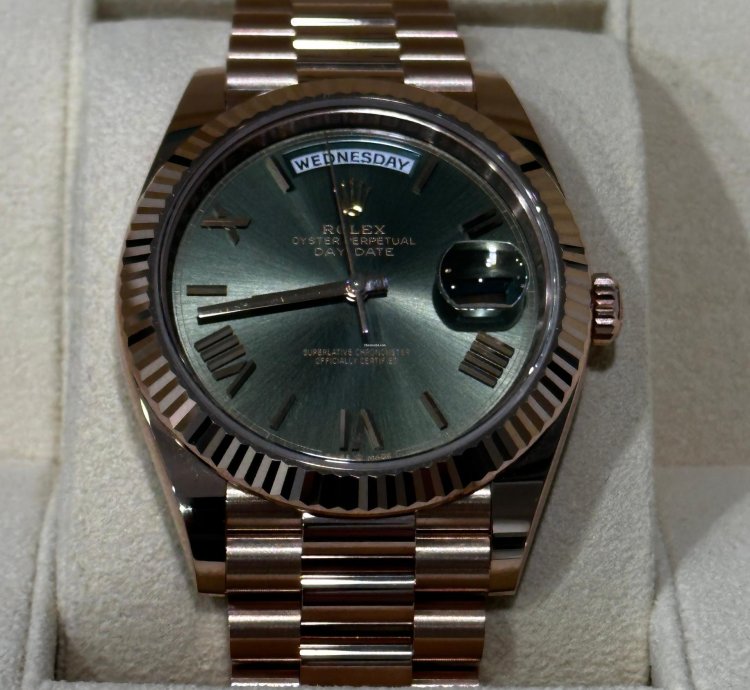 Rolex Day-date 40 Unworn 2024 Rose Gold Olive Green Roman Dial 228235