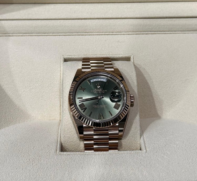 Rolex Day-date 40 Unworn 2024 Rose Gold Olive Green Roman Dial 228235