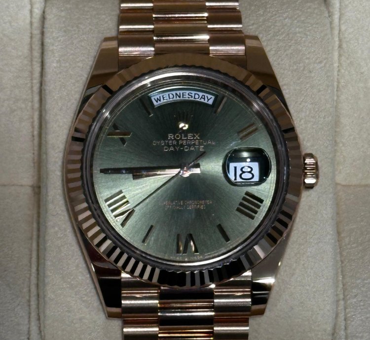 Rolex Day-date 40 Unworn 2024 Rose Gold Olive Green Roman Dial 228235