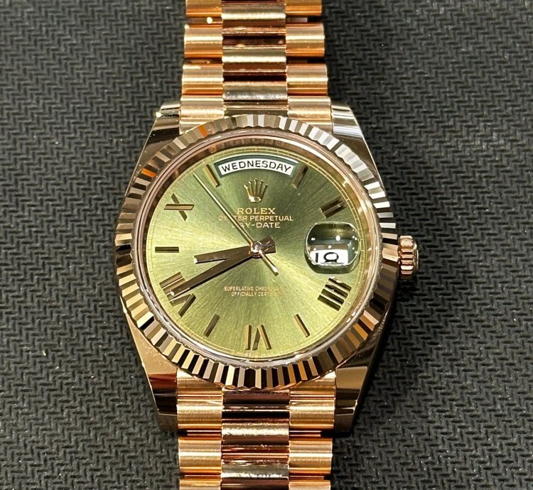 Rolex Day-date 40 Unworn 2024 Rose Gold Olive Green Roman Dial 228235