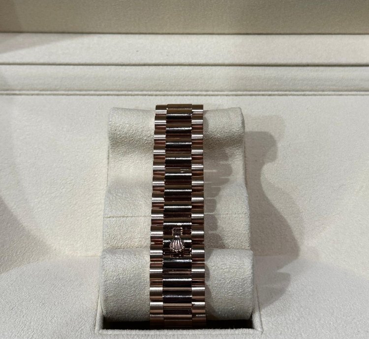 Rolex Day-date 40 Unworn 2024 Rose Gold Olive Green Roman Dial 228235
