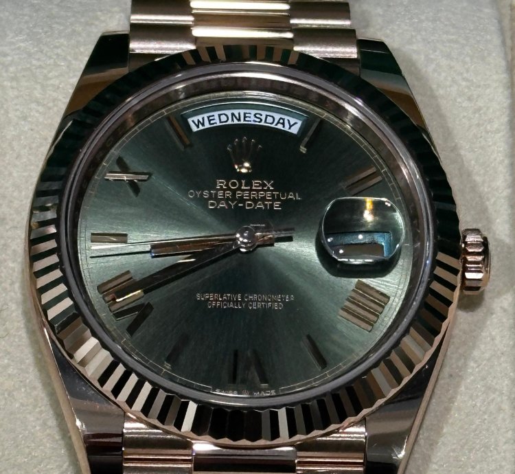 Rolex Day-date 40 Unworn 2024 Rose Gold Olive Green Roman Dial 228235