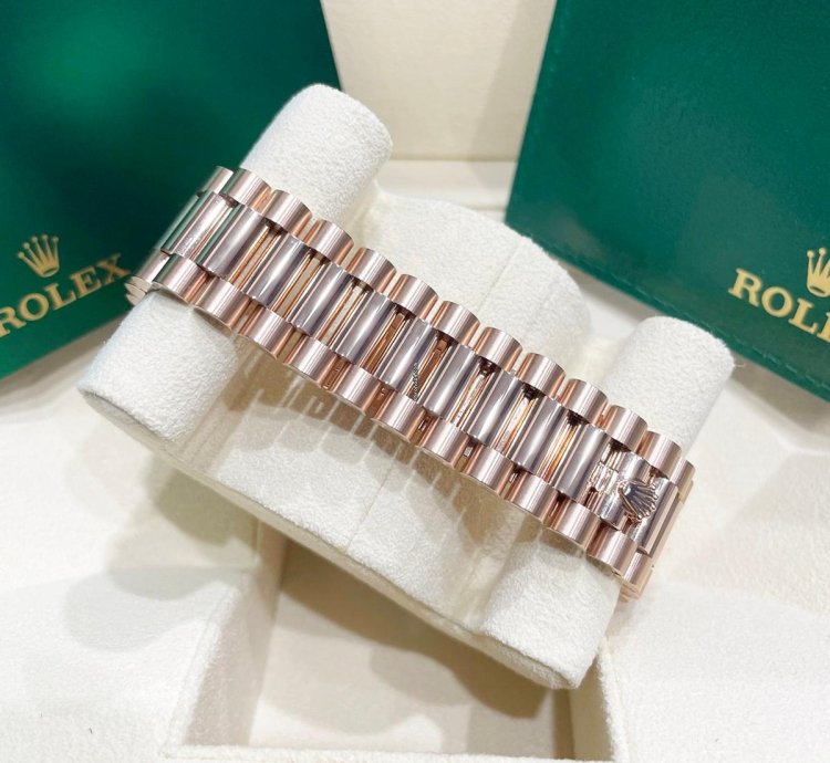 Rolex Day-date 40 Unworn Day-date 40mm 228235 Rose Gold Chocolate Baguette Diamond Dial President
