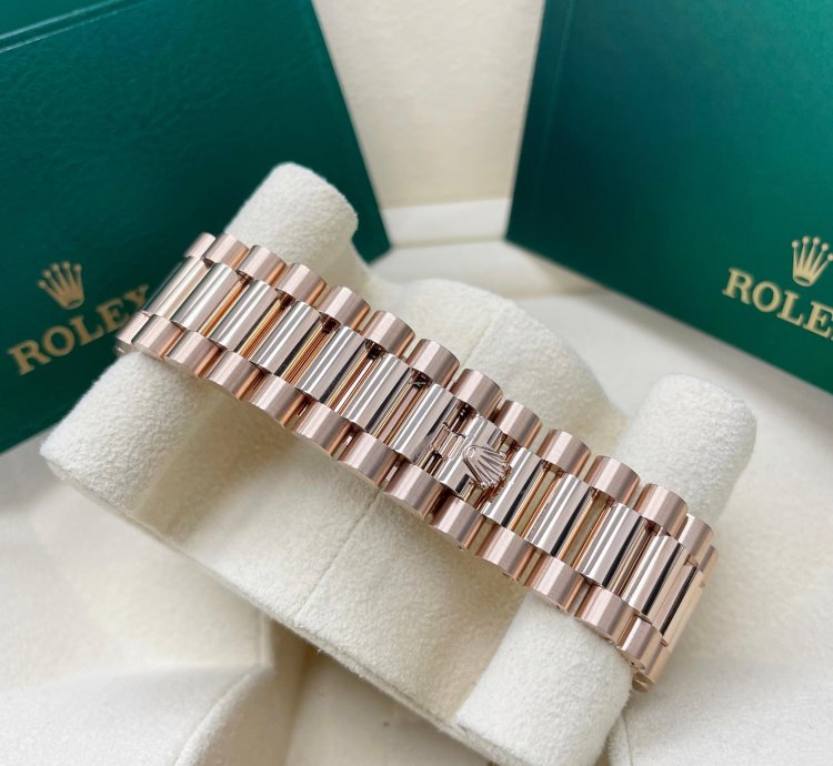 Rolex Day-date 40 Unworn Day-date 40mm 228235 Rose Gold Fluted White Roman Dial Presidential Bracelet