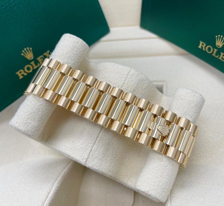 Rolex Day-date 40 Unworn Day-date 40mm 228238 Yellow Gold Presidential Band Onyx Black Baguette Dial