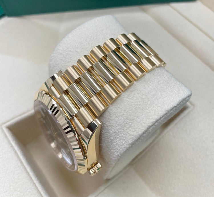 Rolex Day-date 40 Unworn Day-date 40mm 228238 Yellow Gold Presidential Band Onyx Black Baguette Dial