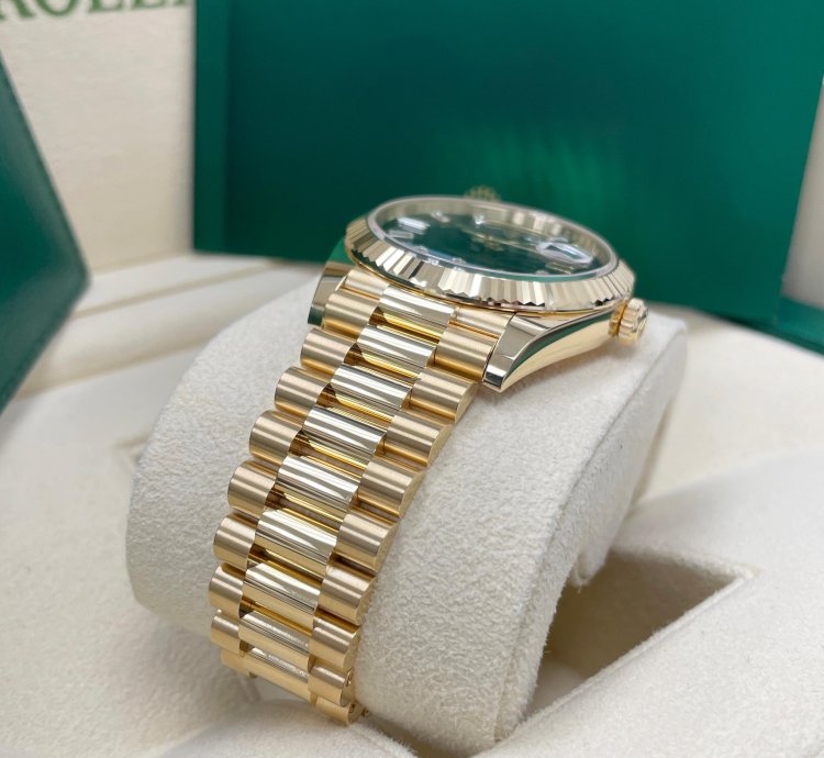 Rolex Day-date 40 Unworn Day-date 40mm 228238 Yellow Gold Presidential Band Onyx Black Baguette Dial