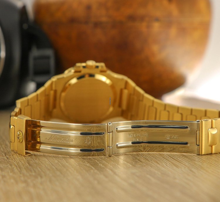 Patek Philippe Nautilus Vintage Nautilus Ref 3800 18kt Yellow Gold From 1987 With Extract Pp