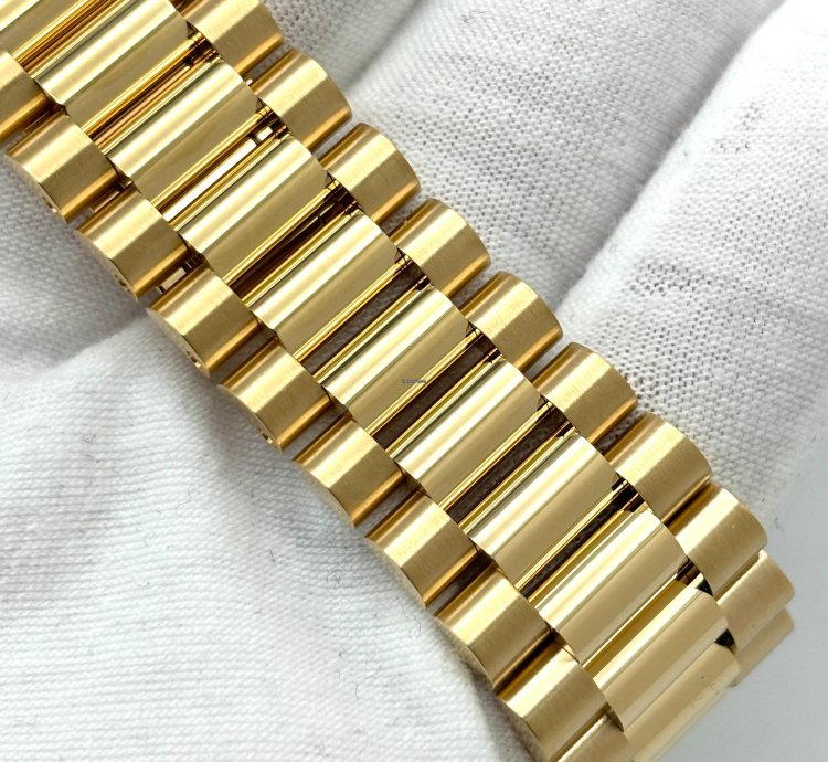 Rolex Day-date 40 Unworn Day-date 40mm Green Roman Dial Yellow Gold Bracelet 228238 Box Papers 2024