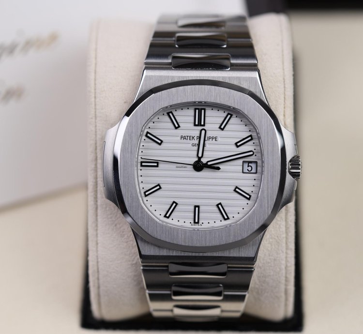 Patek Philippe Nautilus Wei - 2017 - Deutsch - Wie Neu - Fullset