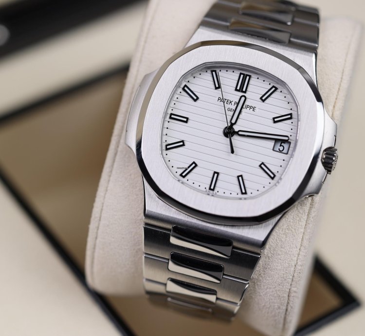 Patek Philippe Nautilus Wei - 2017 - Deutsch - Wie Neu - Fullset
