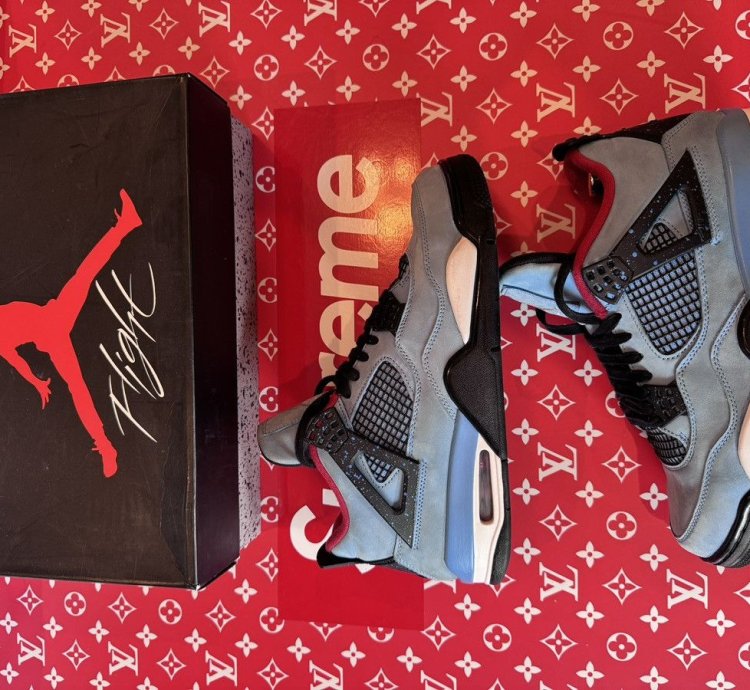 Jordan 4 Travis Scott