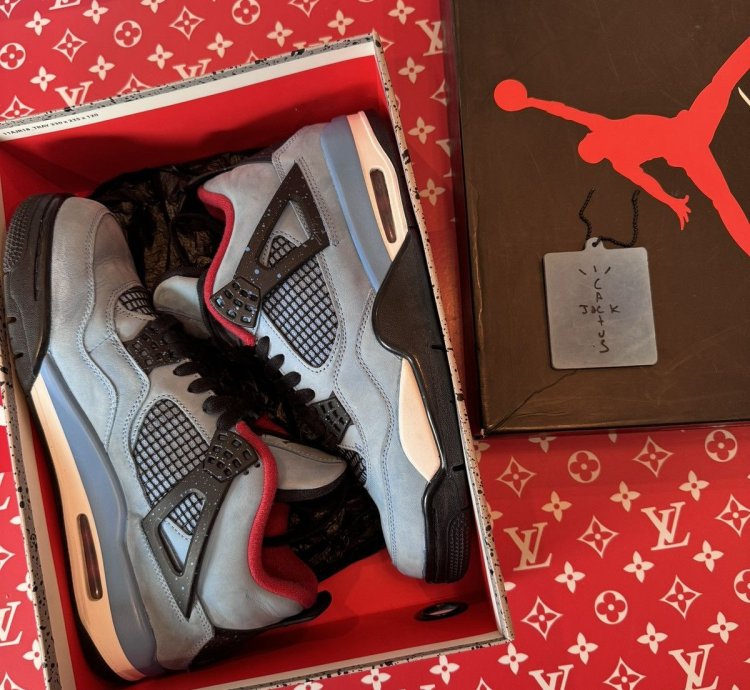 Jordan 4 Travis Scott