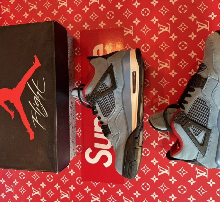 Jordan 4 Travis Scott