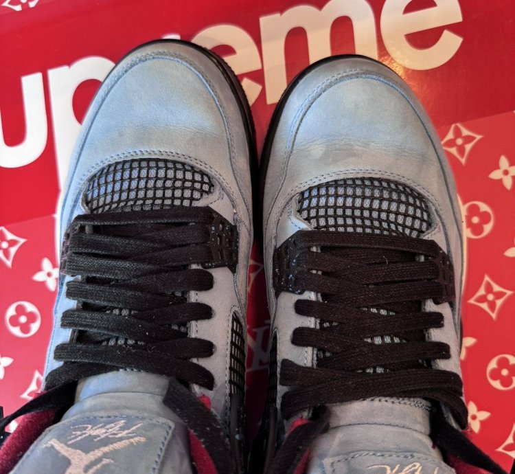Jordan 4 Travis Scott