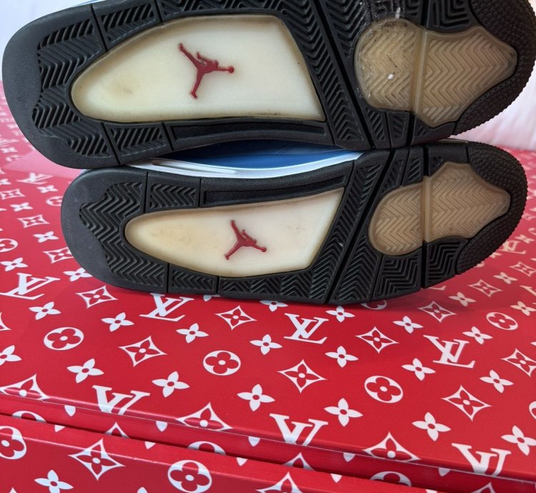 Jordan 4 Travis Scott