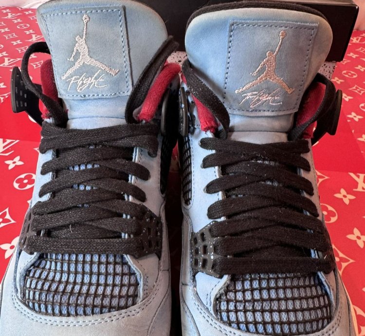 Jordan 4 Travis Scott