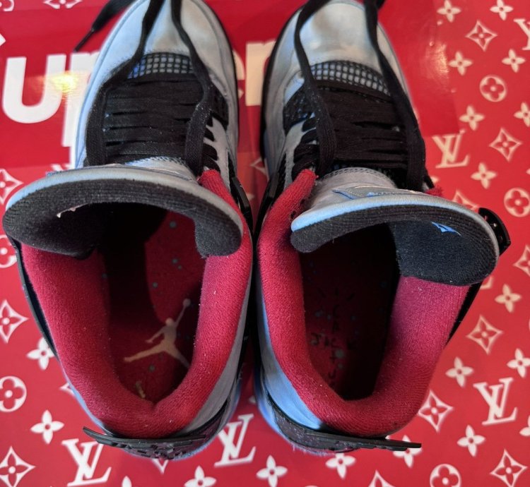 Jordan 4 Travis Scott