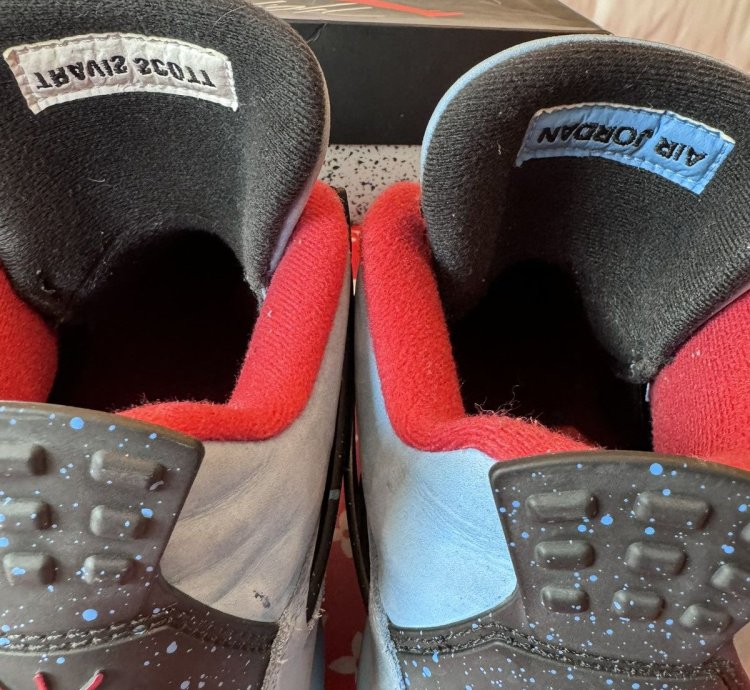 Jordan 4 Travis Scott