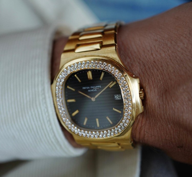 Patek Philippe Nautilus Yellow Gold Nautilus Ref 3700 With Diamond Bezel