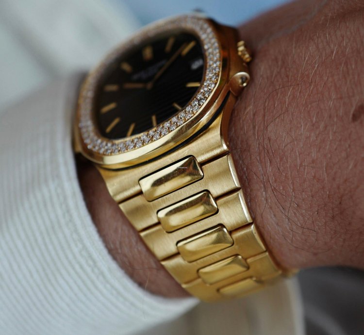 Patek Philippe Nautilus Yellow Gold Nautilus Ref 3700 With Diamond Bezel