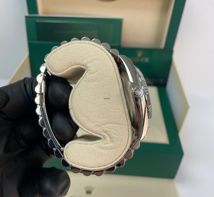 Rolex Day-date 40 White Gold Day-date 40 Fluted Bezel White Roman Dial President Bracelet 228239