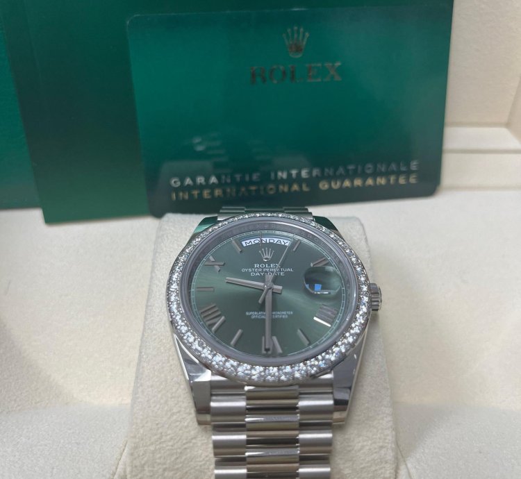 Rolex Day-date 40 White Gold Day-date 40 Olive Green Bevelled Roman Dial - President Bracelet