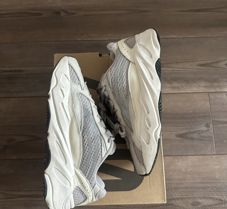 2018 Yeezy Boost 700 V2 Static - Pair 1st Batch Yzy