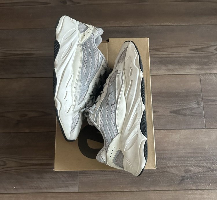 2018 Yeezy Boost 700 V2 Static - Pair 1st Batch Yzy