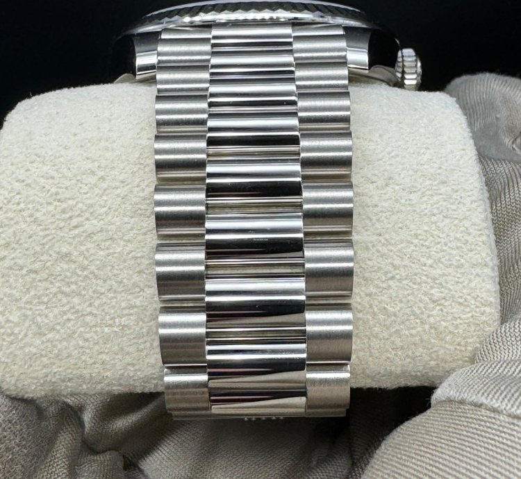 Rolex Day-date 40 White Gold Olive Dial Unworn