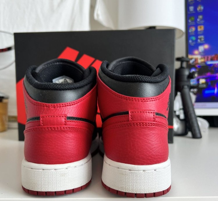2020 Air Jordan 1 Mid Gs Banned