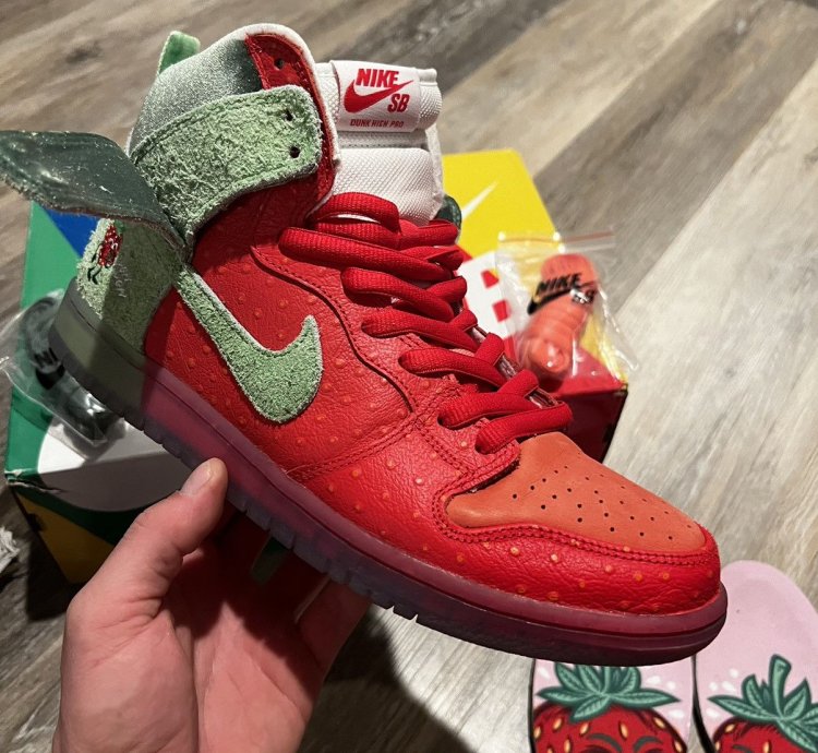 Nike Sb Dunk High Strawberry Cough