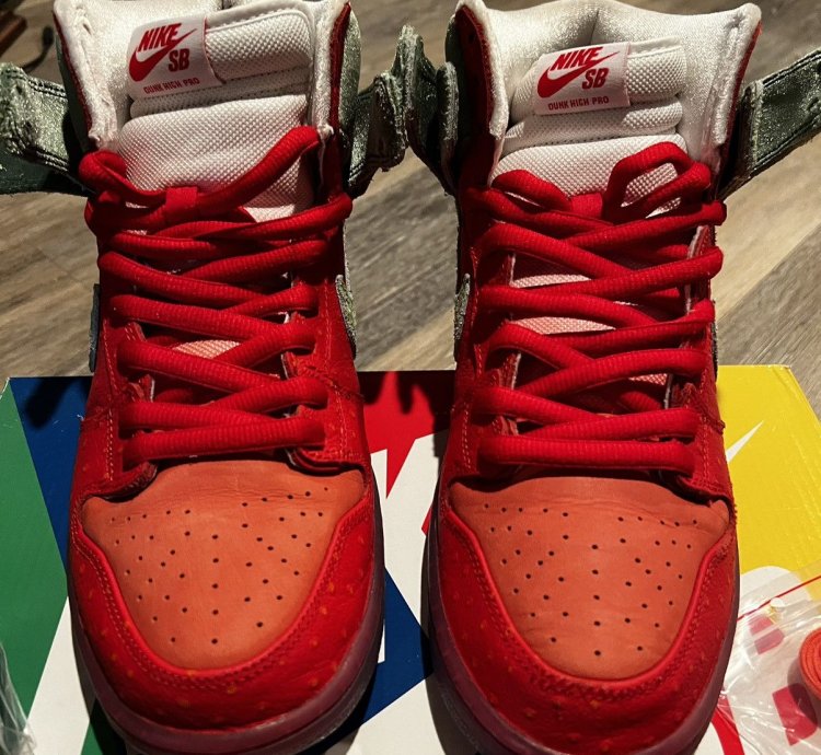 Nike Sb Dunk High Strawberry Cough