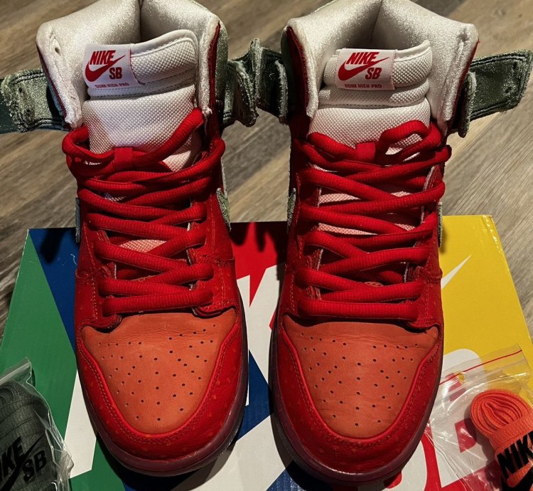 Nike Sb Dunk High Strawberry Cough