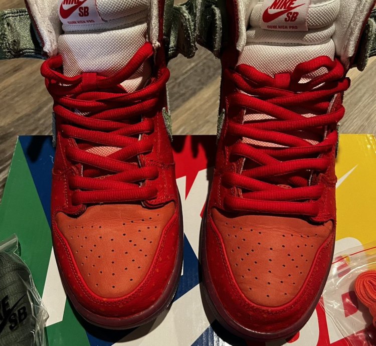 Nike Sb Dunk High Strawberry Cough