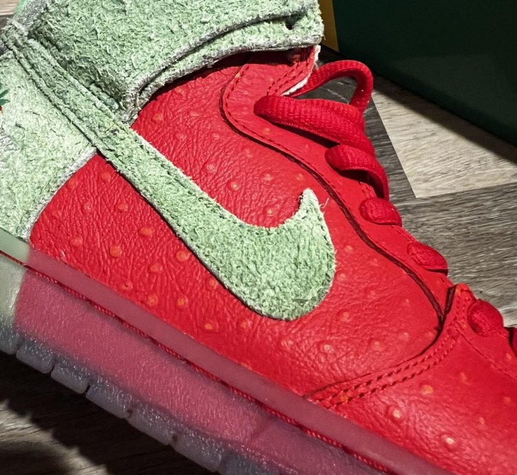 Nike Sb Dunk High Strawberry Cough