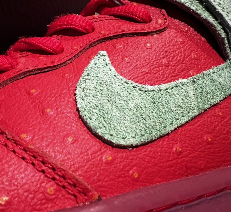 Nike Sb Dunk High Strawberry Cough
