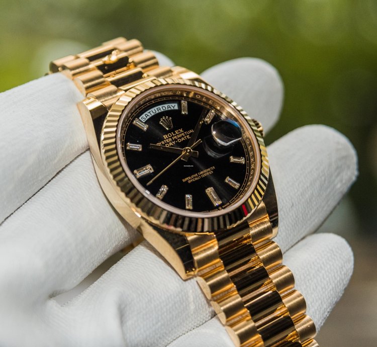 Rolex Day-date 40 Yellow Gold - Black Dial - Diamond Baguette