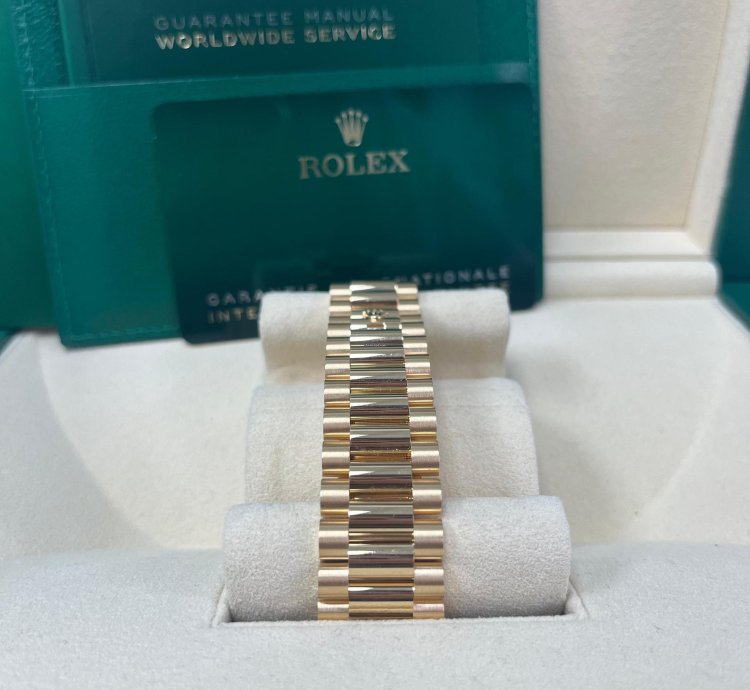 Rolex Day-date 40 Yellow Gold Champagne Roman Dial Fluted Bezel 228238
