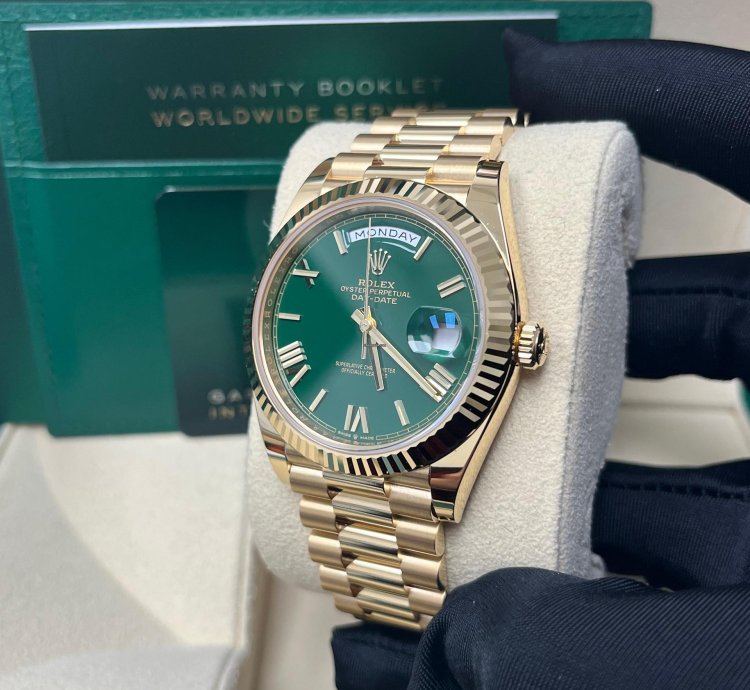 Rolex Day-date 40 Yellow Gold Day-date 40mm Green Roman Dial 228238