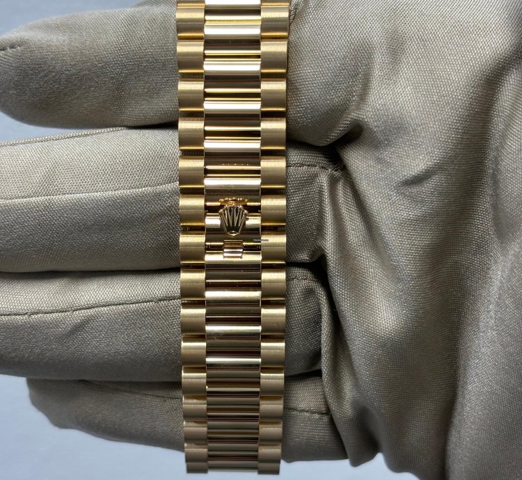 Rolex Day-date 40 Yellow Gold Fluted Green Roman 228238 New 2023