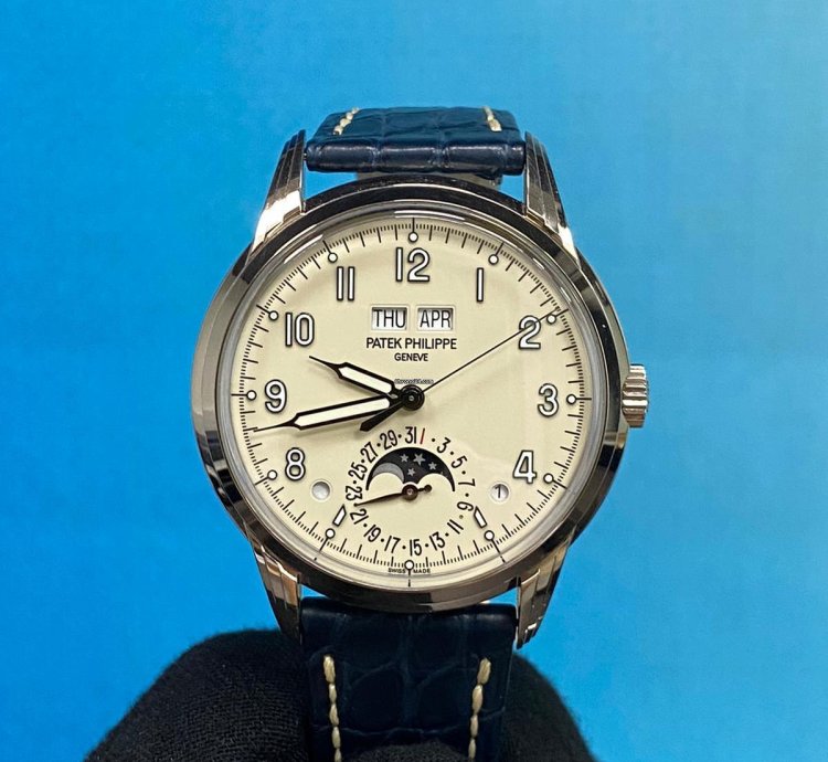Patek Philippe Perpetual Calendar 5320g-001 White Gold Perpetual Calendar