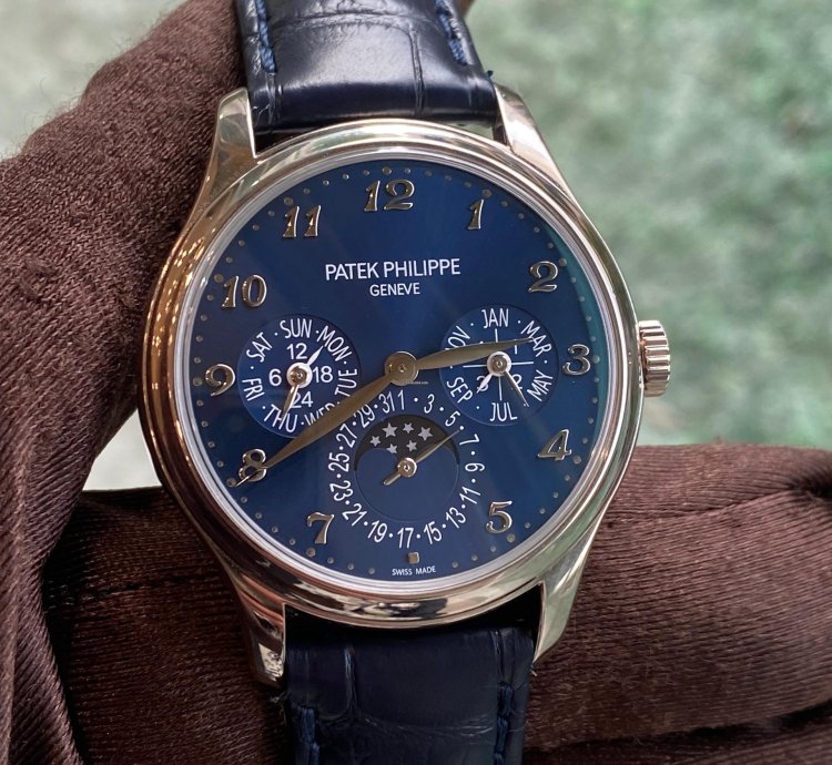 Patek Philippe Perpetual Calendar 5327g-001