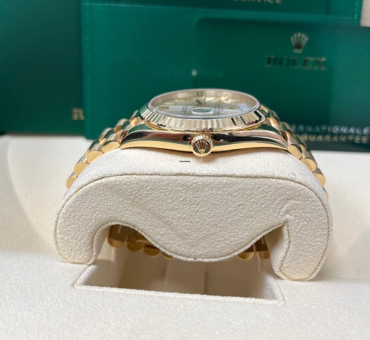 Rolex Day-date 40 Yellow Gold Silver Roman Dial Fluted Bezel 228238