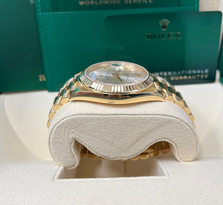 Rolex Day-date 40 Yellow Gold Silver Roman Dial Fluted Bezel 228238