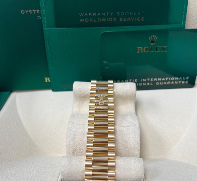 Rolex Day-date 40 Yellow Gold Silver Roman Dial Fluted Bezel 228238