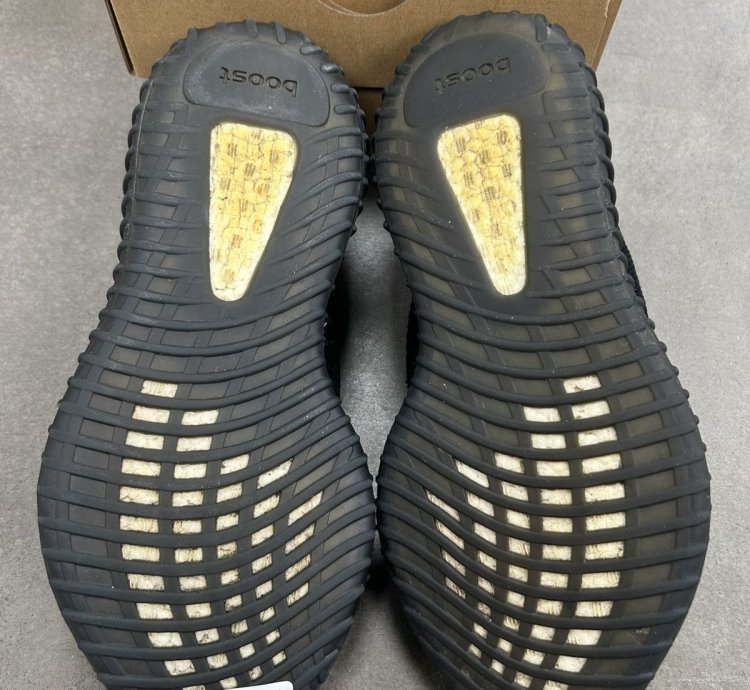 75572 Yeezy Boost 350 V2 Core Black Red